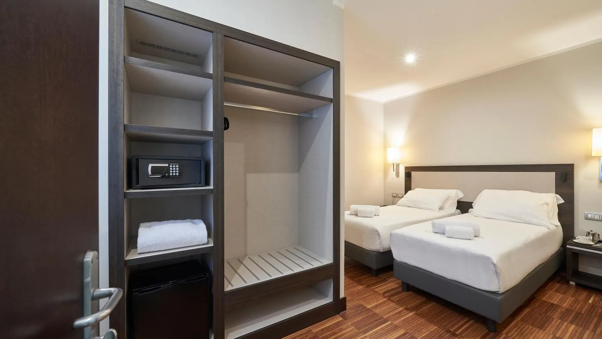 Hotel Leonardo Da Vinci Florence 4*,